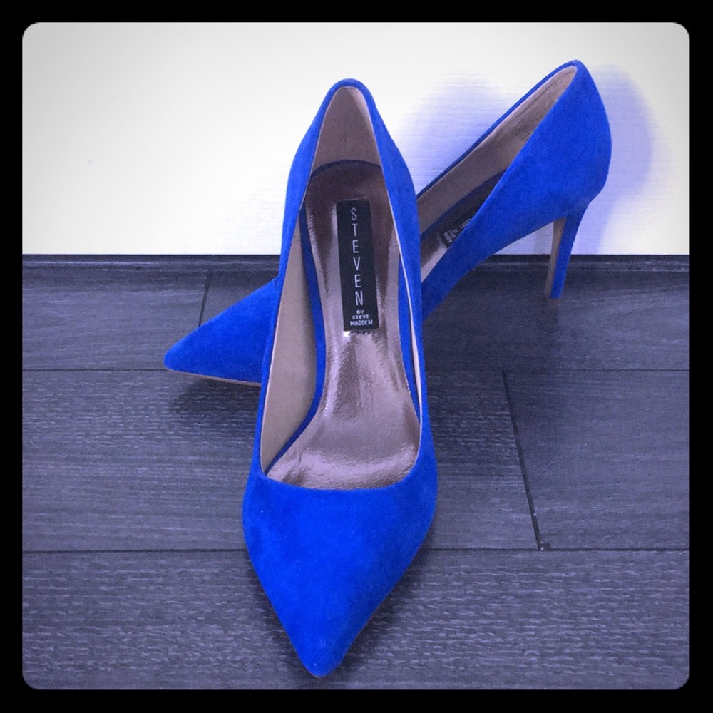 STEVEN by Steven Madden size 7, blue suede heels.